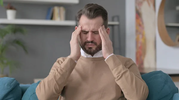 Portret mężczyzny z bólem głowy w domu — Zdjęcie stockowe