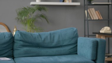 Kanepede Kadın Sitesi, Laptop Açılıyor