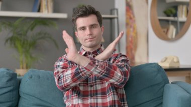 Kol Hareketi 'nden HAYIR İşareti Gösteren Adam Portresi, Koltukta Oturuyor 