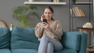 Evde Smartphone 'da Başarı Yaşayan Kadın