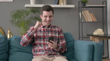 Evdeki Akıllı Telefon 'da Başarı Kazanan Adam