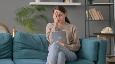 Kanepede Kaybolan Kadın 