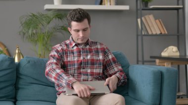 Adam Bilgisayarı Kapatıyor, Koltuğu Bırakıyor 