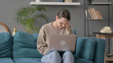 Evde Dizüstü bilgisayar kullanan Endişeli Kadın