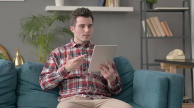 Video 'da Konuşan Adam Kanepede Tablet' i arıyor 