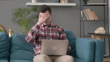 Koltukta Dizüstü bilgisayar kullanan Baş Ağrısı Olan Adam 