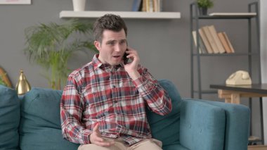 Kanepede Telefonda Konuşan Kızgın Adam 