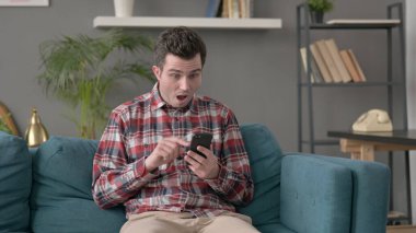 Adam evde akıllı telefondan kayboluyor. 