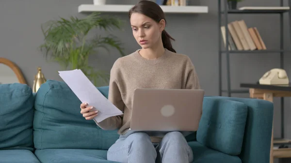 Woman with Laptop Working on Documents on Sofa — Stock Photo, Image