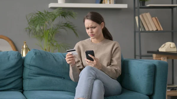 Woman Unsuccessful Online Payment on Smartphone — Stock Photo, Image