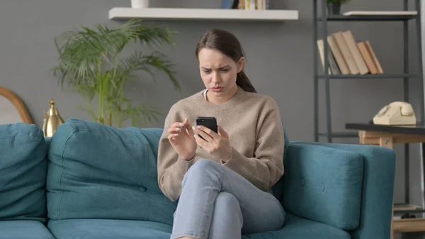 Woman having Loss on Smartphone at Home — Stock Photo, Image