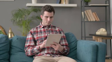 Adam kanepede tablet kullanma 