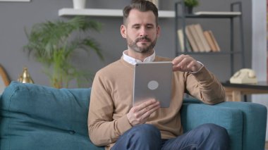 Video 'da Konuşan Adam Kanepede Tablet' i arıyor 