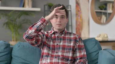 Koltukta otururken etrafına bakınan adamın portresi 