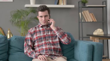 Divan telefonda konuşan adam 