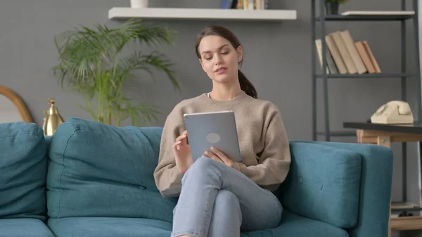 Vrouw met behulp van Tablet PC zittend op de Bank — Stockfoto
