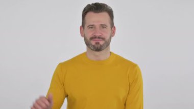 Orta yaşlı adam el sallıyor, hoş geldin diyor.