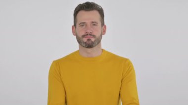 Orta Çağ Adamı Portresi Kamerayı ve Davetiyeyi Gösteriyor 