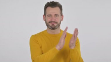 Gülümseyen Orta yaşlı adamın portresi alkışlıyor, alkışlıyor.