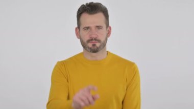 Orta yaşlı adamın portresi kamerayı işaret ediyor. 