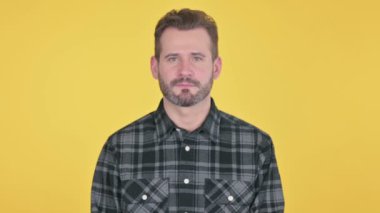 Orta yaşlı adam el sallıyor, hoş geldin diyor.