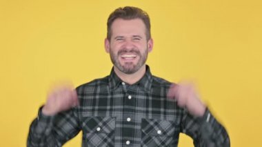 Heyecanlı Orta yaşlı adam portresi Başarı Kutlaması 