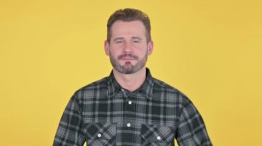 Orta yaşlı adamın portresi Kalp Şeklini Eller Tarafından Gösteriyor 