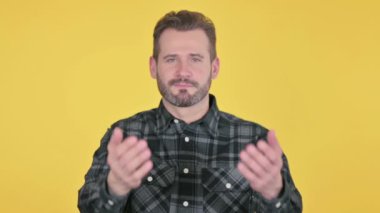 Orta Çağ Adamı Portresi Kamerayı ve Davetiyeyi Gösteriyor 