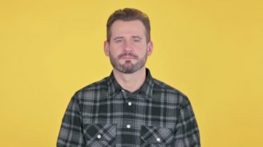 Gülümseyen Orta yaşlı adamın portresi alkışlıyor, alkışlıyor.