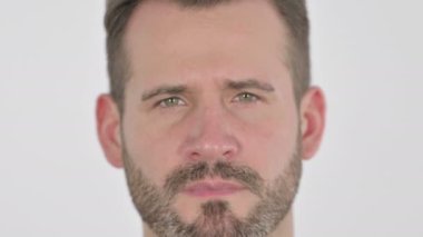 Orta yaşlı adamın baş ağrısı olan yüzünün kapanışı 