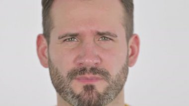 Orta yaşlı diş ağrısı olan adamın yüzüne yakın çekim