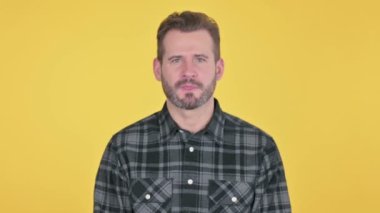 Kayıp 'a tepki gösteren Hayal kırıklığına uğramış orta yaşlı bir adamın portresi 