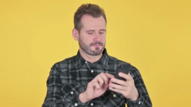 Smartphone kullanan Orta Çağ Adamı Portresi