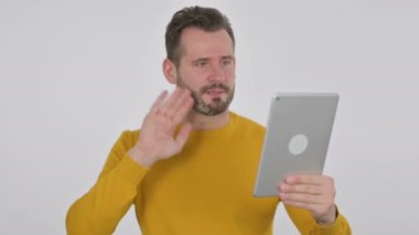 Ofisteki Orta Yaşlı Adam 'ın Tablet' teki Görüntü Çağrısı 