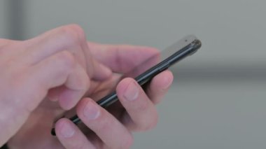 Orta Çağ İşadamı Akıllı Telefon, Cep Telefonu Yazıyor 
