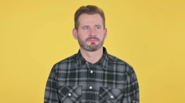 Orta yaşlı adamın portresi etrafa bakınıyor, aranıyor