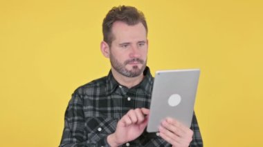 Ofisteki Orta Yaşlı Adam 'ın Tablet' teki Görüntü Çağrısı 