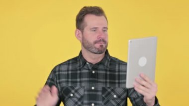 Ofisteki Tablette Kutlanan Orta Yaşlı Adam Portresi 