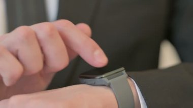 Smart Watch kullanarak Orta Çağ İşadamının Elleri 'ni kapatın. 