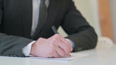 Orta Çağ İşadamı Kalemle Kağıda Yazıyor 