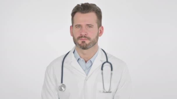 머리를 흔들어서 표시를 하지 않는 중년의 의사의 모습 — 비디오