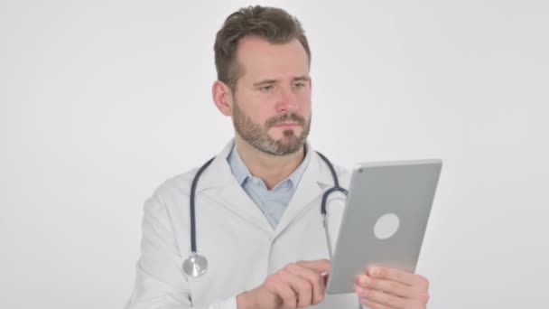 Portret lekarza w średnim wieku robiącego wideo czat na tablecie cyfrowym — Wideo stockowe
