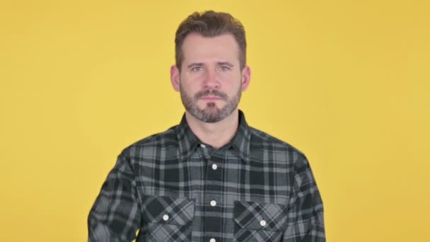 Retrato del hombre de mediana edad mostrando la señal de stop a mano — Vídeos de Stock