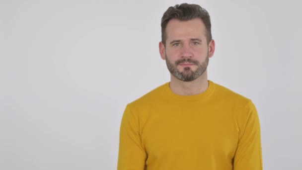 Portrét muže středního věku držícího výrobek na ruce, reklamní gesto — Stock video