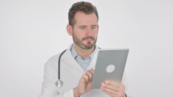 디지털 태블릿을 사용하는 중년의 의사의 모습 — 비디오