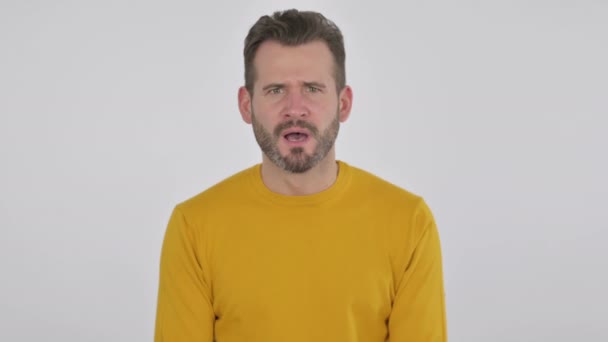 Porträt eines enttäuschten Mannes mittleren Alters, der auf den Verlust reagiert — Stockvideo