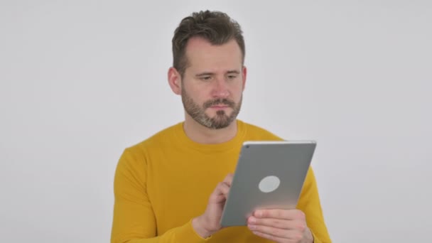 Retrato del hombre de mediana edad celebrando en la tableta en la oficina — Vídeo de stock