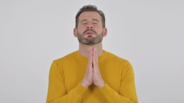 Retrato do esperançoso homem de meia-idade orando com os olhos fechados — Vídeo de Stock