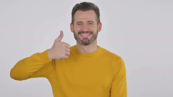 Retrato de homem de meia-idade mostrando polegares para cima sinal — Vídeo de Stock