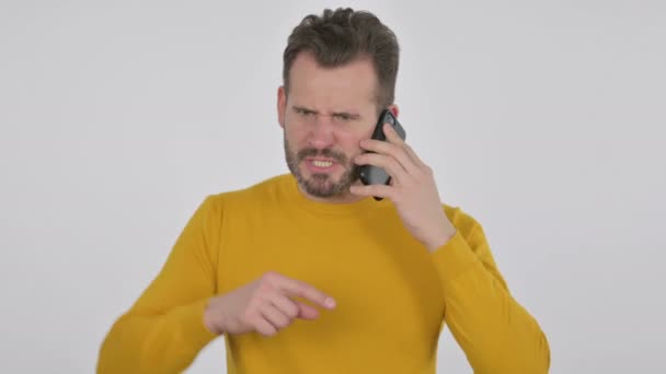 Retrato de homem irritado de meia-idade falando em Smartphone — Vídeo de Stock